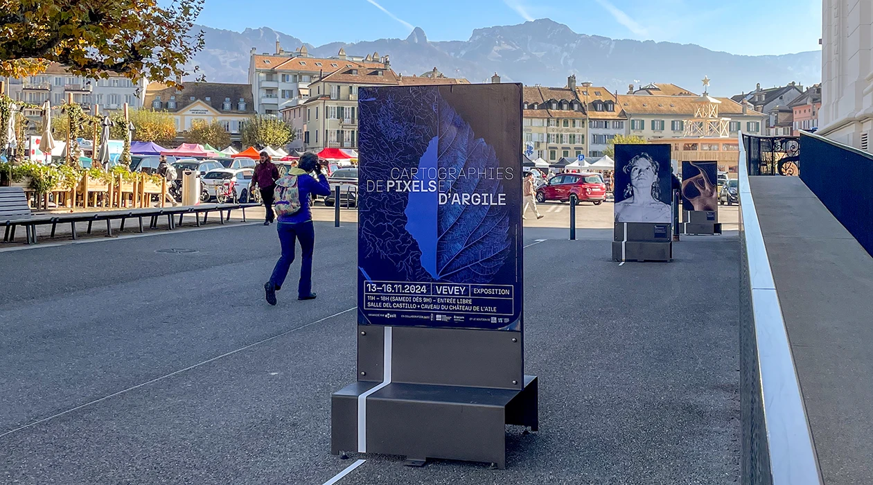 Affiche en situation sur la place du marché à Vevey